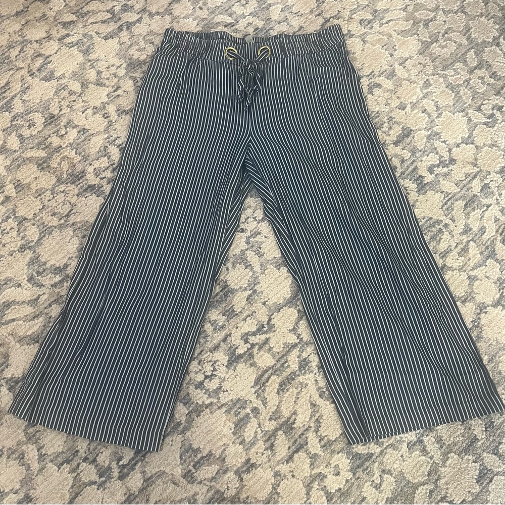 EUC Michael Michael Kors navy white striped cropped wide leg pants